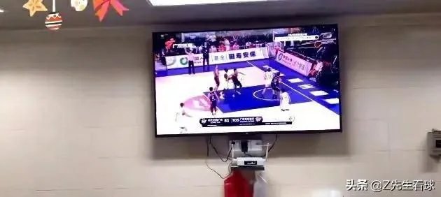 广东男篮随队记者关辛，晒出了球队在圣诞之夜的晚餐，杜锋看着录像喝鸭汤，你怎么看？