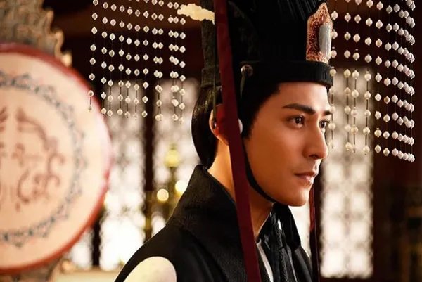 嬴政是吕不韦之子么,他和吕不韦有何关系?