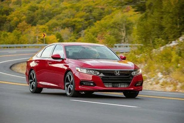 3人自驾游九寨，回成都途中失联，失联人员的身份是什么？