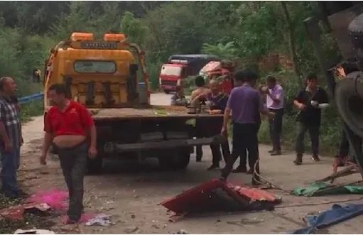 河南商城货车侧翻致8死11伤，事故原因是什么？