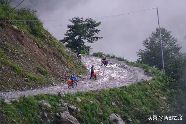 驴友拿出她的吃的跟我们分享