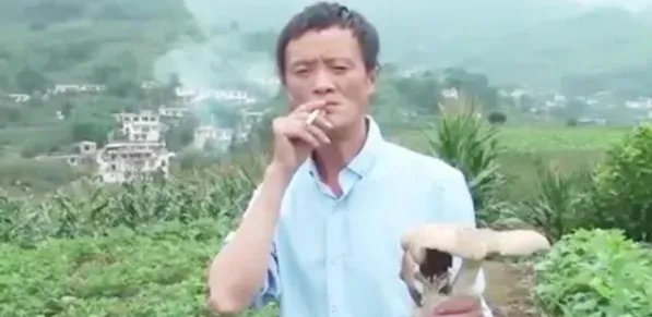 四川农民撞脸马云，被经纪公司选中走红，如今怎样？