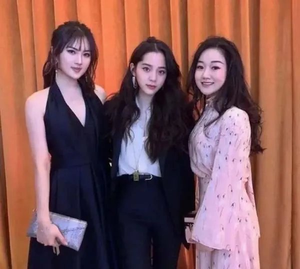 孟晚舟脚镣未除，姚安娜扎丸子头吃火锅，同爹不同命，你觉得呢？