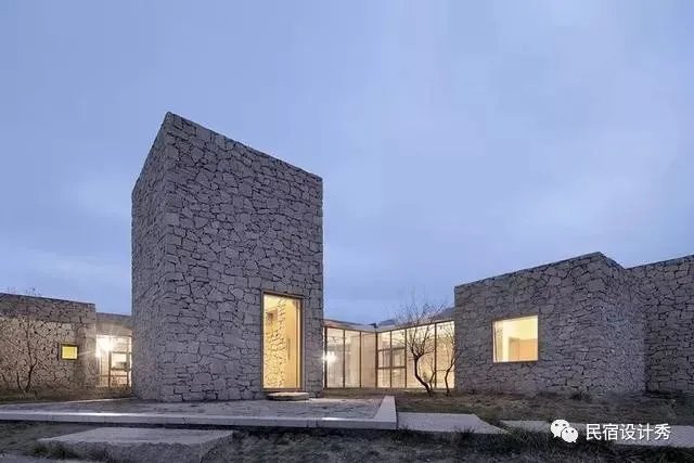 方整简洁，质感粗粝的土红色“盒子”