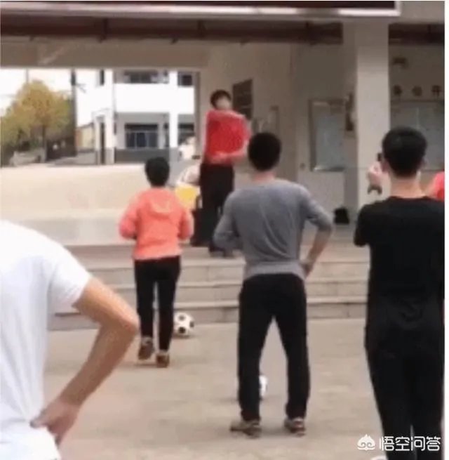 网曝梅州推出足球舞教学视频,舞跳了三分钟足球却一动没动,引起网友怒喷,你怎么看?