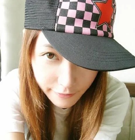 香港女团艺人蒋雅文微博宣布结婚 与老公朱经雄合照曝光