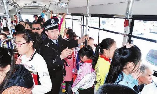 公交司机一声吼小偷吓得将赃物扔掉，公交车为何成为盗窃重灾区？