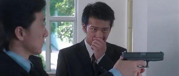 新警察故事2004版用的什么枪