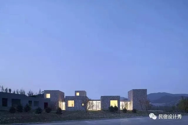 方整简洁，质感粗粝的土红色“盒子”