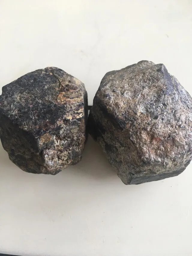 男子购买陨石求婚，引市民围观称有生以来第一次见？