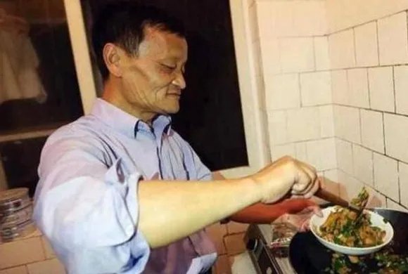 四川农民撞脸马云，被经纪公司选中走红，如今怎样？