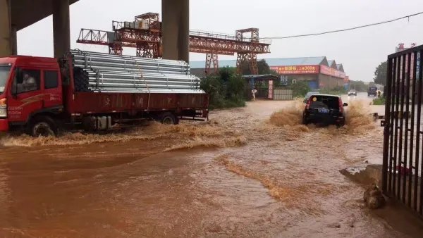 河南女记者报道商户被淹忍不住哭了，几秒后重新振作，灾情究竟有多严重？