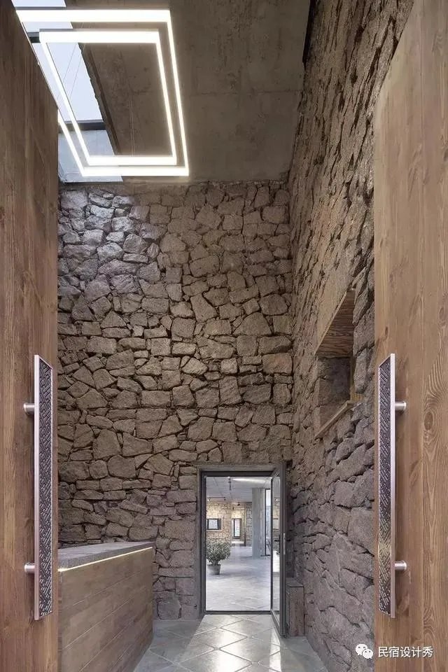 方整简洁，质感粗粝的土红色“盒子”