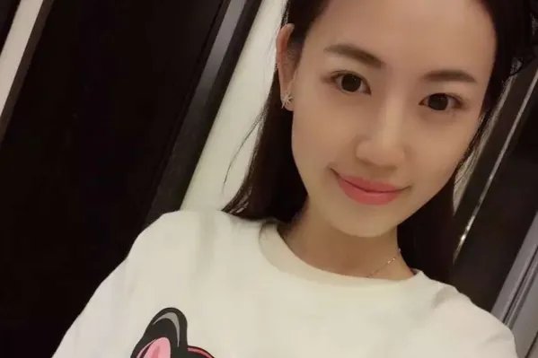 马蓉卖萌自拍，还嘲讽王宝强，她究竟为何这么做，你怎么看?