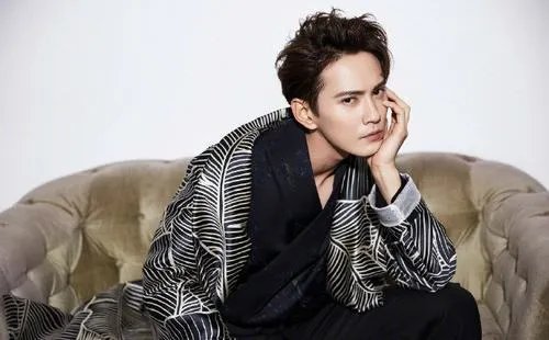 徐正溪和很多火的女星合作过，但为什么都是“千年男配”？