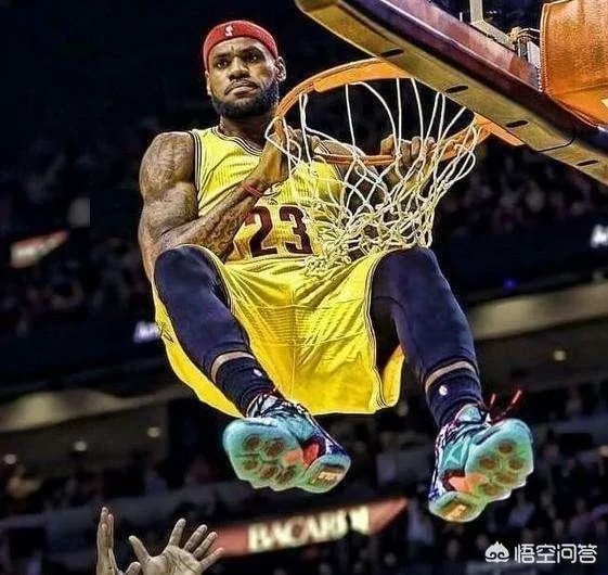 湖人胜老鹰，詹姆斯扣篮绝杀后身体挂在篮筐上长达5秒，为什么没被吹技术犯规？