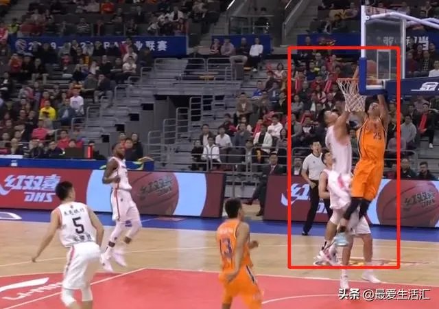 广东男篮随队记者关辛，晒出了球队在圣诞之夜的晚餐，杜锋看着录像喝鸭汤，你怎么看？