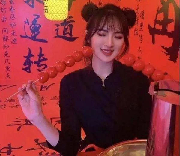 孟晚舟脚镣未除，姚安娜扎丸子头吃火锅，同爹不同命，你觉得呢？