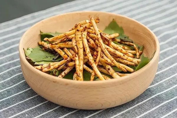 纪录片《舌尖上的中国》和《流行世界的美食》比较有哪些异同？