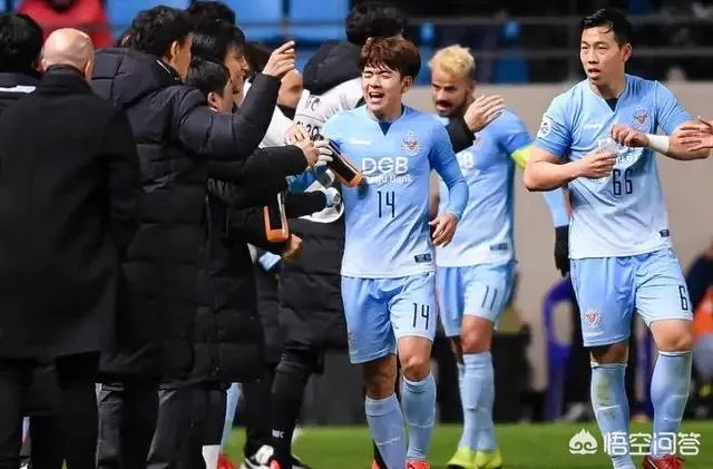 大邱球员疑似集体向恒大球员鞠躬，这是韩国足球文化还是在送别过气的亚冠冠军？