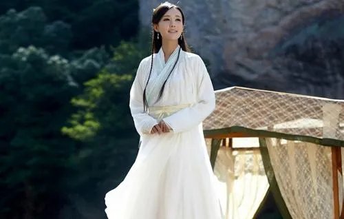 新版射雕中李一桐扮演的黄蓉能超越83版翁美玲吗?