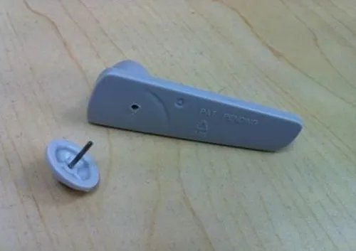 一秒钟打开防盗扣的方法 衣服为什么要装防盗扣