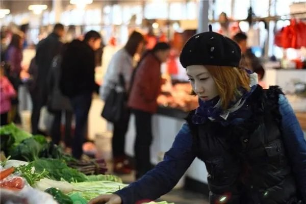 从别人口中的小姐姐，变成了菜市场砍价的“大妈”，少女变少妇究竟有多大的改变？