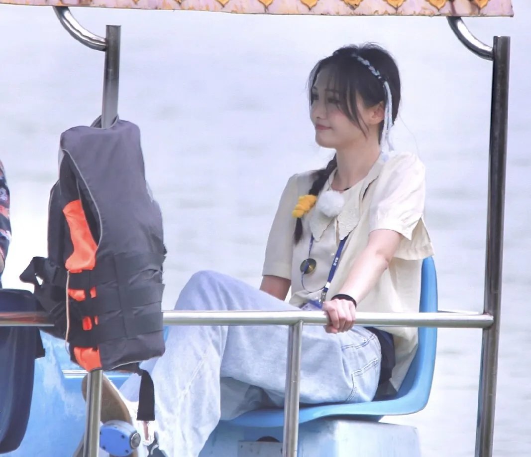 郑爽手机掉湖里，你觉得划船是否不应该玩手机？