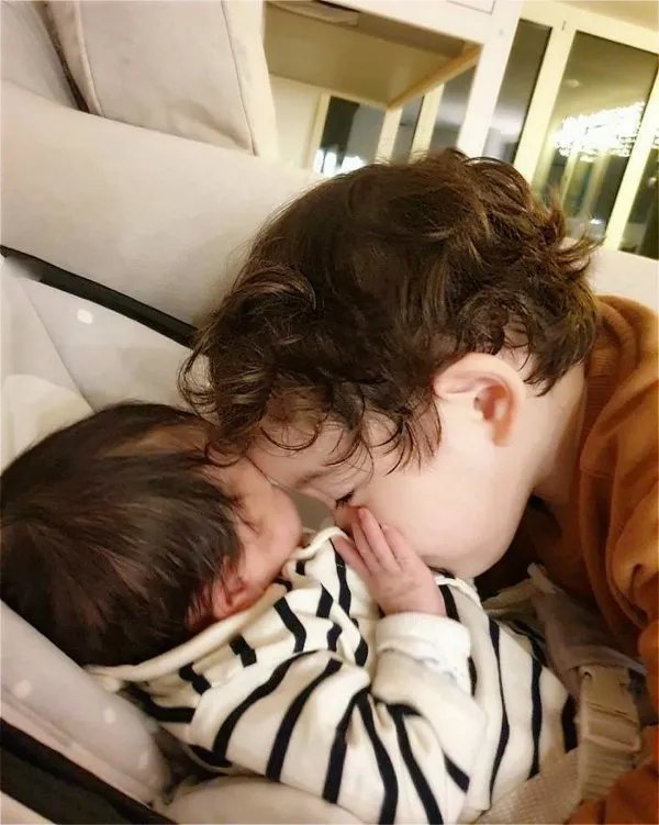 朴柱昊的儿子建厚唱防弹少年团的新曲《炸药》，好听吗？