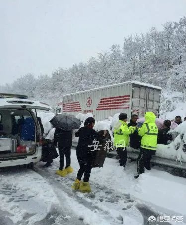 如何看待“雪天救护车被堵在高速，六安交警逆行送病患”这件事？