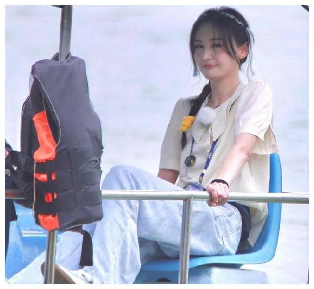 郑爽手机掉湖里，你觉得划船是否不应该玩手机？