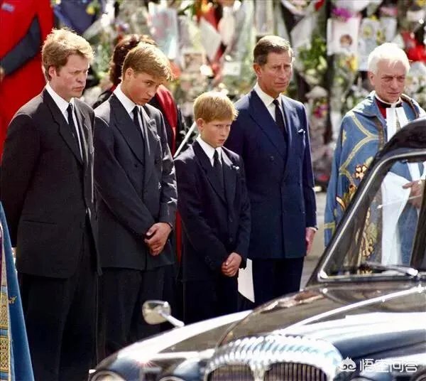 凯特金色战袍是致敬戴妃的