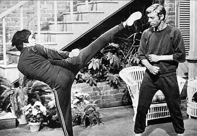 李小龙去世后,为他扶灵的6个外国人是什么来头?