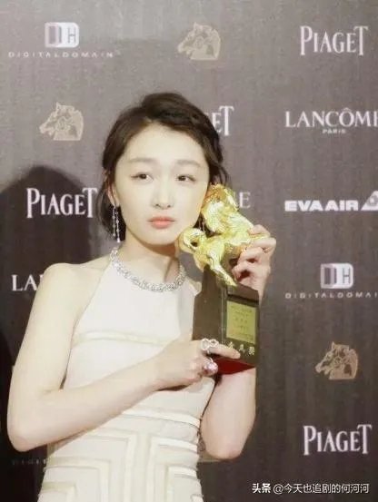 为什么周冬雨年纪不大但是在圈里的人脉这么广？