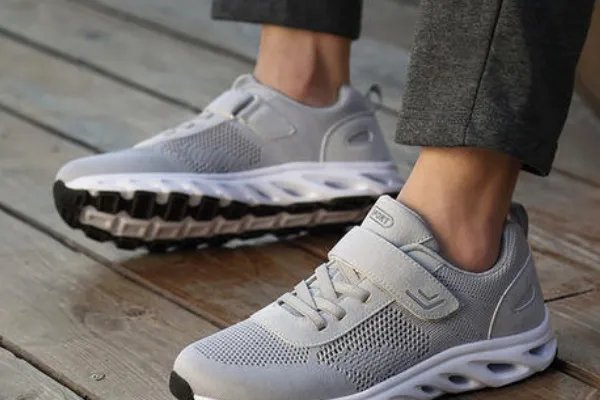 老人鞋什么牌子的好？