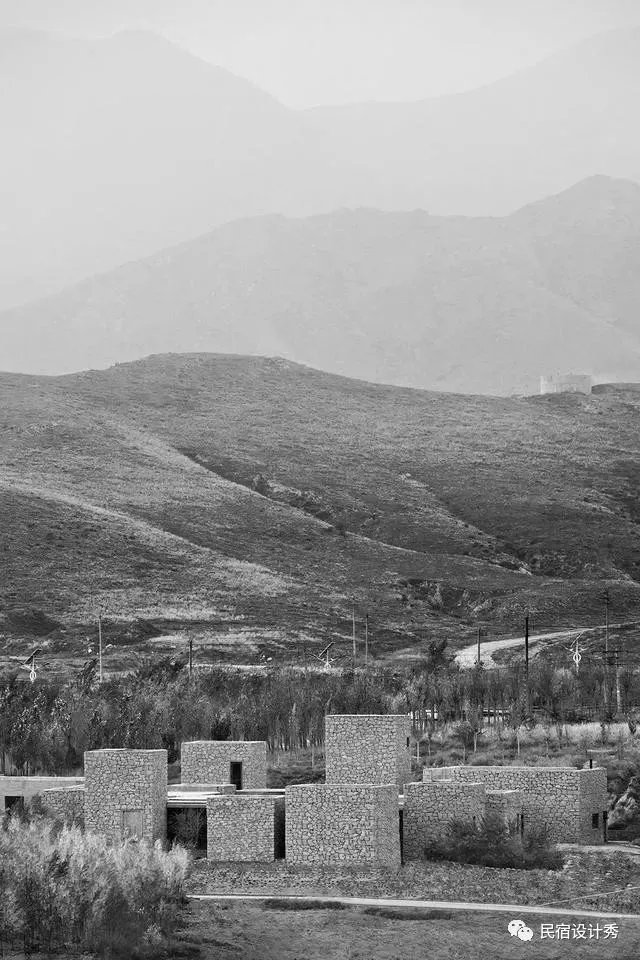 方整简洁，质感粗粝的土红色“盒子”