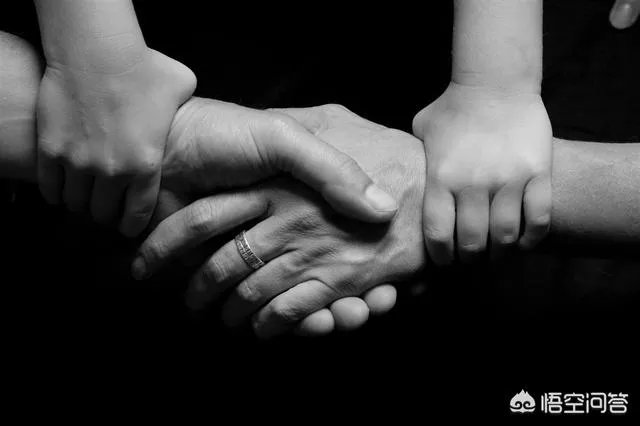 如何看待“雪天救护车被堵在高速，六安交警逆行送病患”这件事？