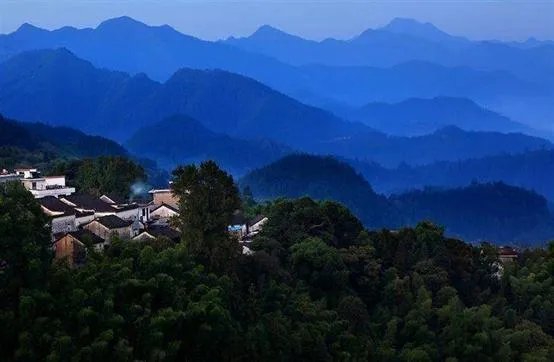 驴友拿出她的吃的跟我们分享