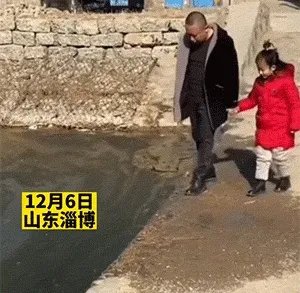 神似梅西男子被民众围堵合影 都想要甜头的动态图