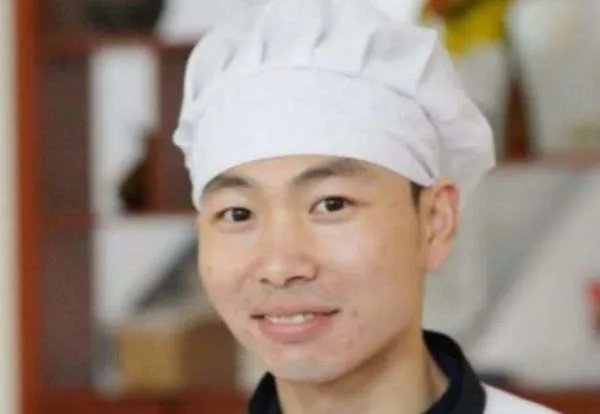 当年那个为了女粉丝，辞职回家结婚的“拉面哥”，他后来还好吗？