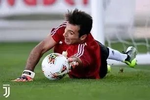 怎么评价《天下足球》评选的“黄金十年”最佳阵容？