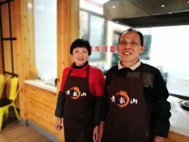 浙江一大爷做烧饼被称为“烧饼一哥”，年薪35万，这事你怎么看？