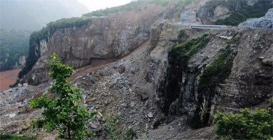 雅安山体垮塌的原因是什么？