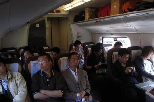 火车又现霸座女事情经过是什么样的？