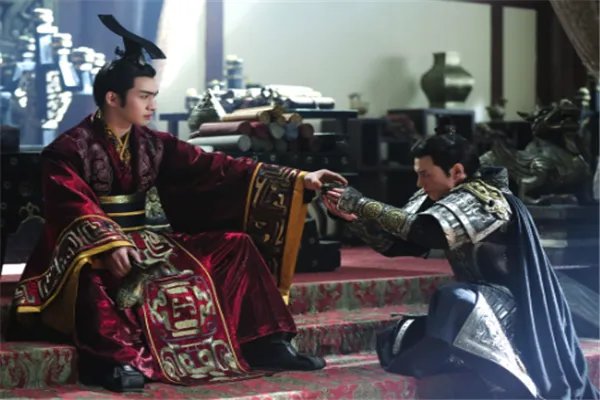 嬴政是吕不韦之子么,他和吕不韦有何关系?