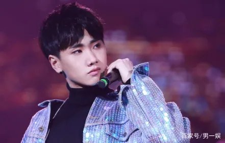 汪苏泷新恋情疑似曝光,被拍到和美女亲密拥吻,还有人记得这位歌手吗?