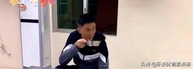 广东男篮随队记者关辛，晒出了球队在圣诞之夜的晚餐，杜锋看着录像喝鸭汤，你怎么看？