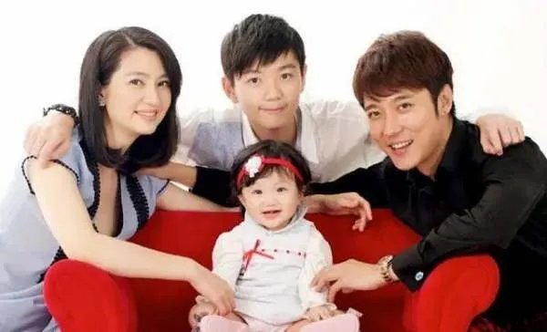 孟晚舟脚镣未除，姚安娜扎丸子头吃火锅，同爹不同命，你觉得呢？