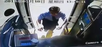 海南一行驶公交车司机被拽下车是什么情况？