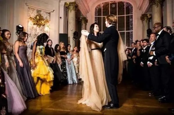 孟晚舟脚镣未除，姚安娜扎丸子头吃火锅，同爹不同命，你觉得呢？